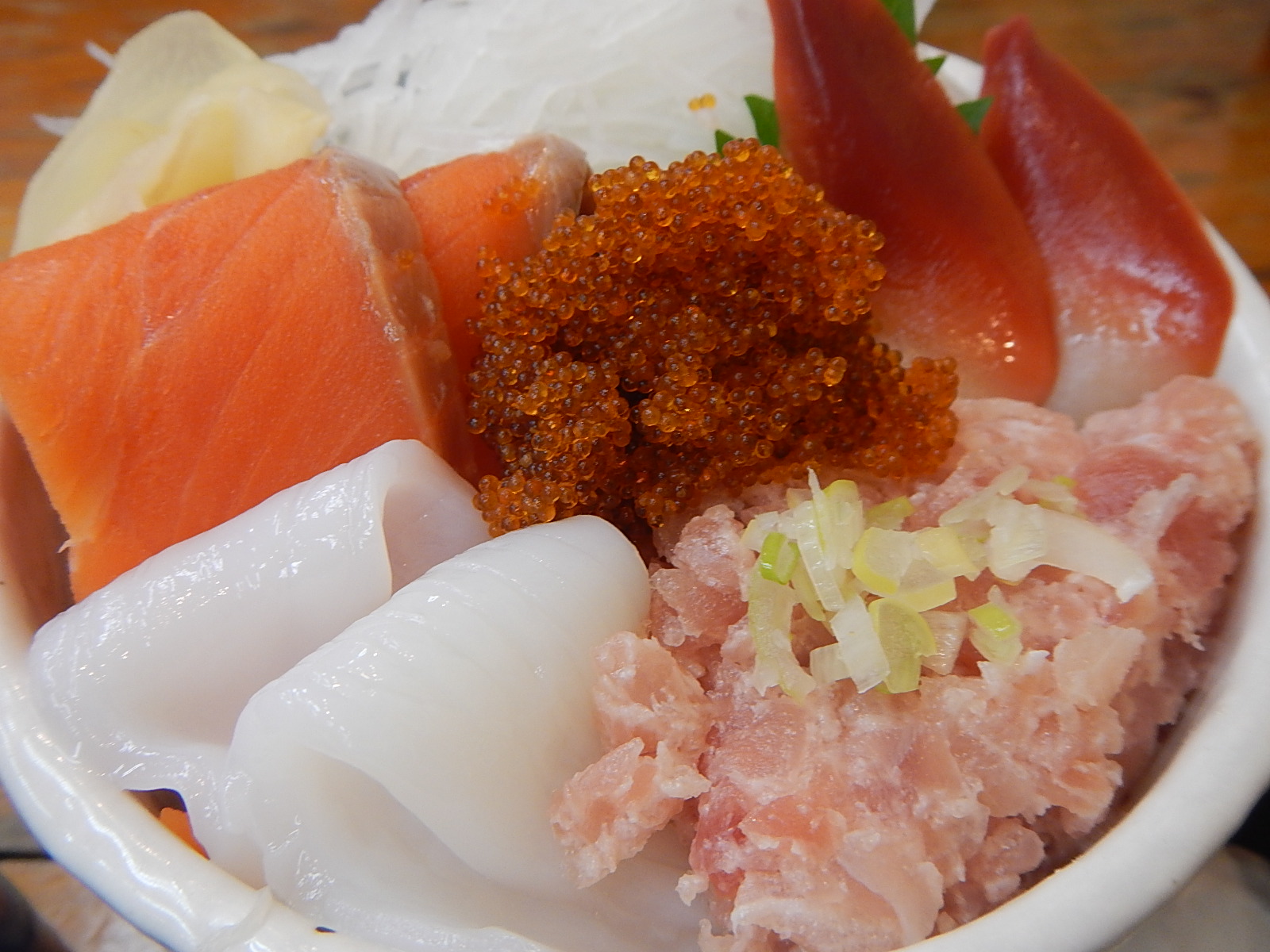 北海道の豪快海鮮丼 海鮮や よし丼（小樽/海鮮丼） - ぐるなび